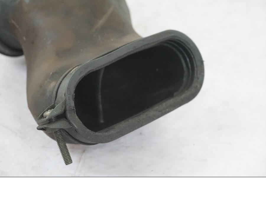 Baksidan på Luftrör från en Yamaha XVS 1100 -2000 motorcykel.