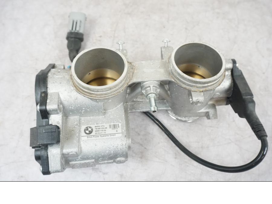 Snett uppifrån på Spjällhus från en BMW F 800 R -2018 motorcykel.