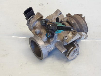 Framsidan på Spjällhus från en Honda CBR 125 R -2008 motorcykel.