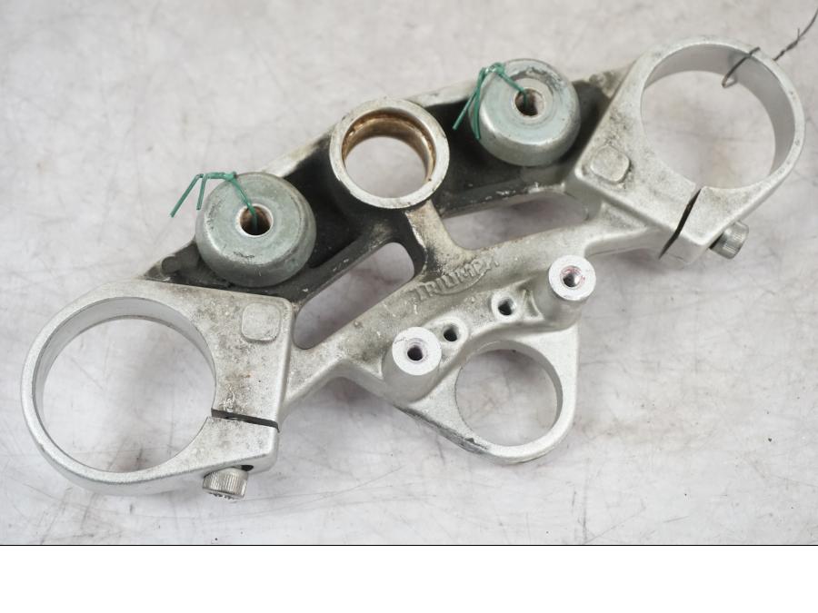 Snett nerifrån på Gaffelkrona från en Triumph Tiger -2009 motorcykel.