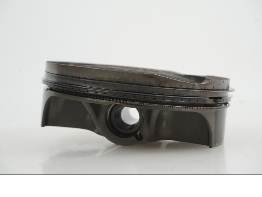 Vänster sida på Kolv från en KTM 1290 Super Duke R -2021 motorcykel.