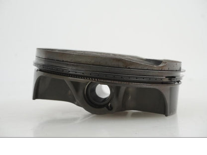 Vänster sida på Kolv från en KTM 1290 Super Duke R -2021 motorcykel.