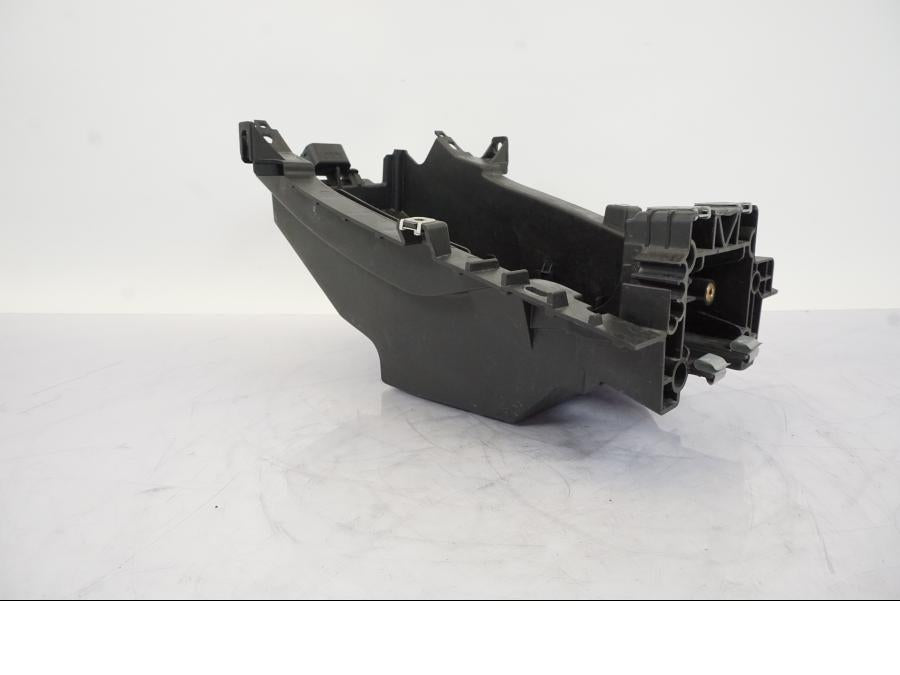 Framsidan på Batterihållare från en BMW S 1000 XR -2019 motorcykel.