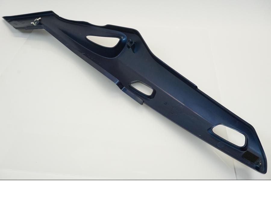 Snett nerifrån på Bakvinge från en Triumph Sprint GT -2011 motorcykel.