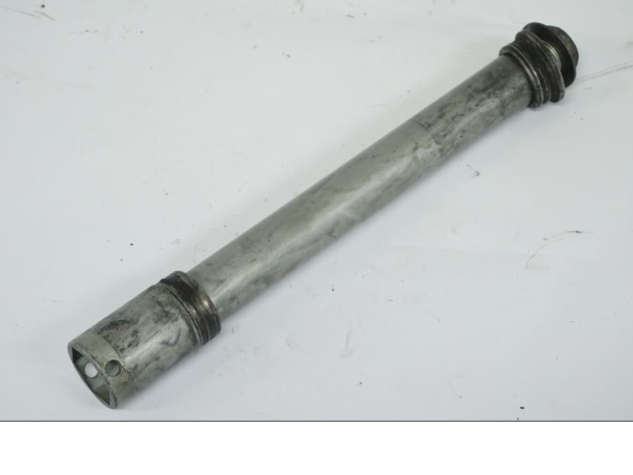 Baksidan på Axel från en Honda CBR 900 RR -2002 motorcykel.