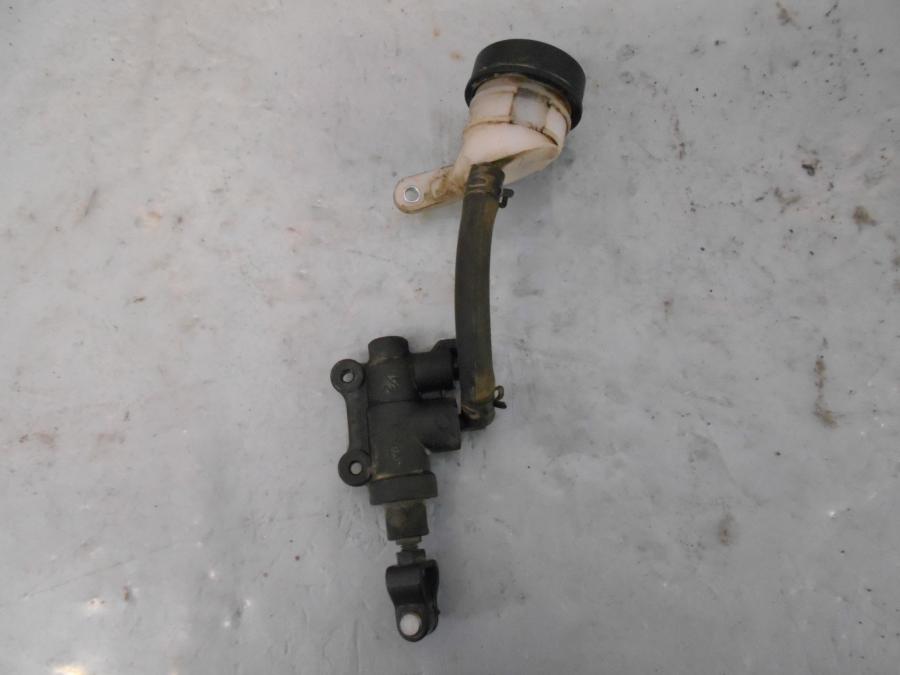 Framsidan på Bromshuvudcylinder från en BMW R 1200 GSA -2018 motorcykel.