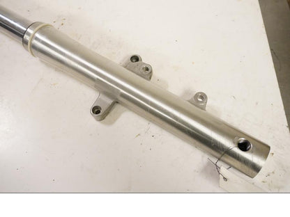 Baksidan på Gaffelben från en Yamaha XV 1600 -2002 motorcykel.