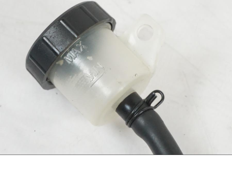 Baksidan på Bromsvätskebehållare från en Husqvarna 701 SUPERMOTO ABS -2016 motorcykel.