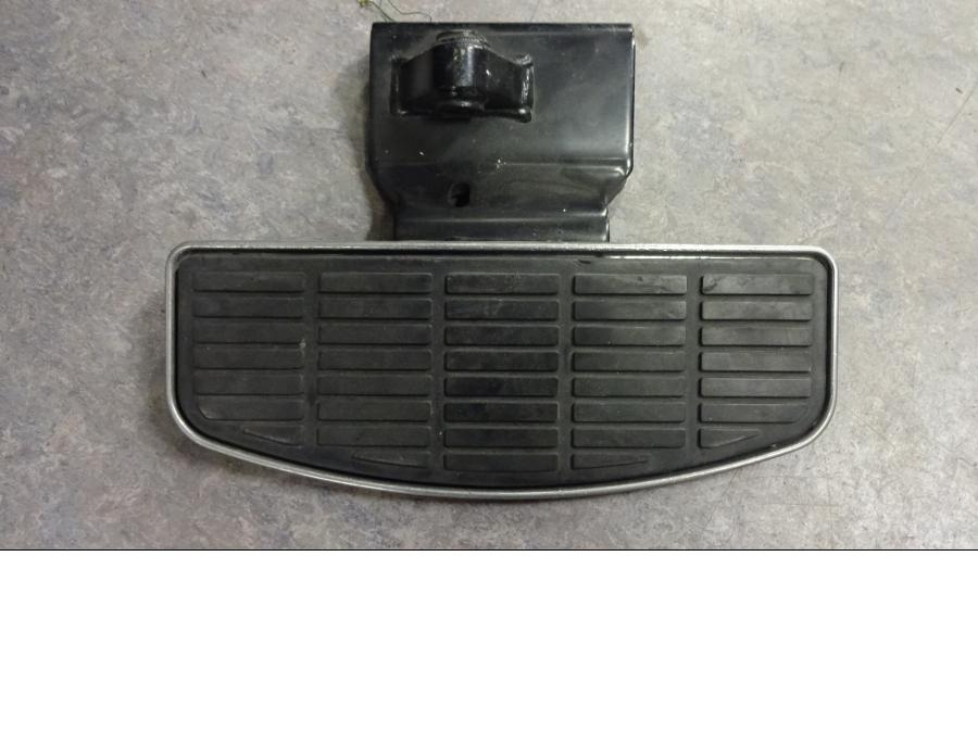 Framsidan på Fotplatta från en Suzuki VL 1500 -1998 motorcykel.