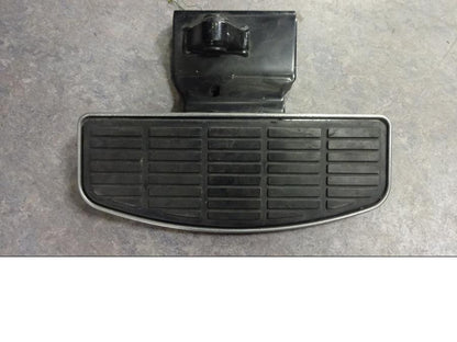 Framsidan på Fotplatta från en Suzuki VL 1500 -1998 motorcykel.