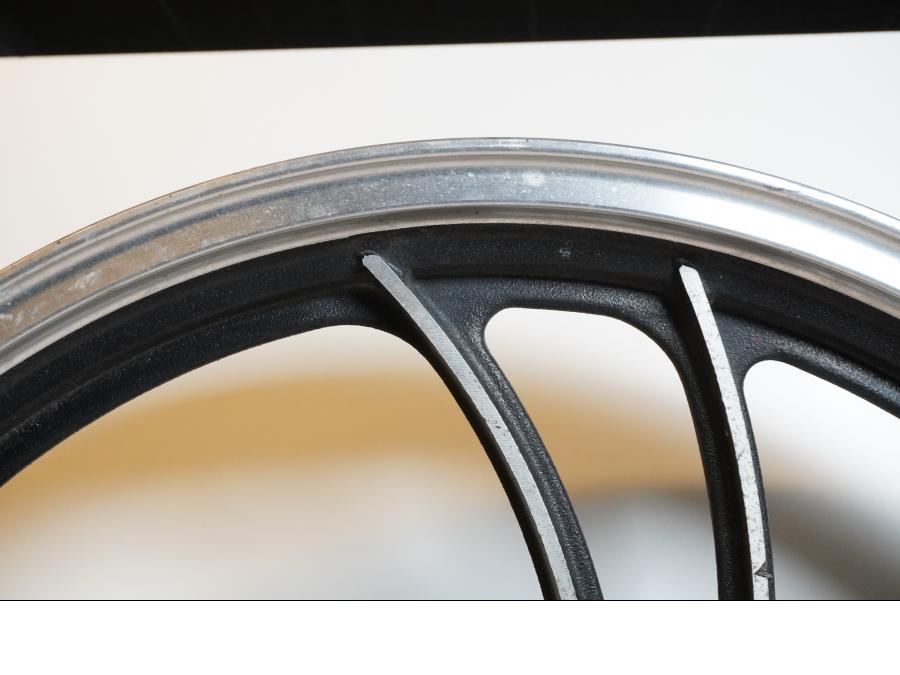 Snett uppifrån på Fälg från en Yamaha XV 400 -1983 motorcykel.