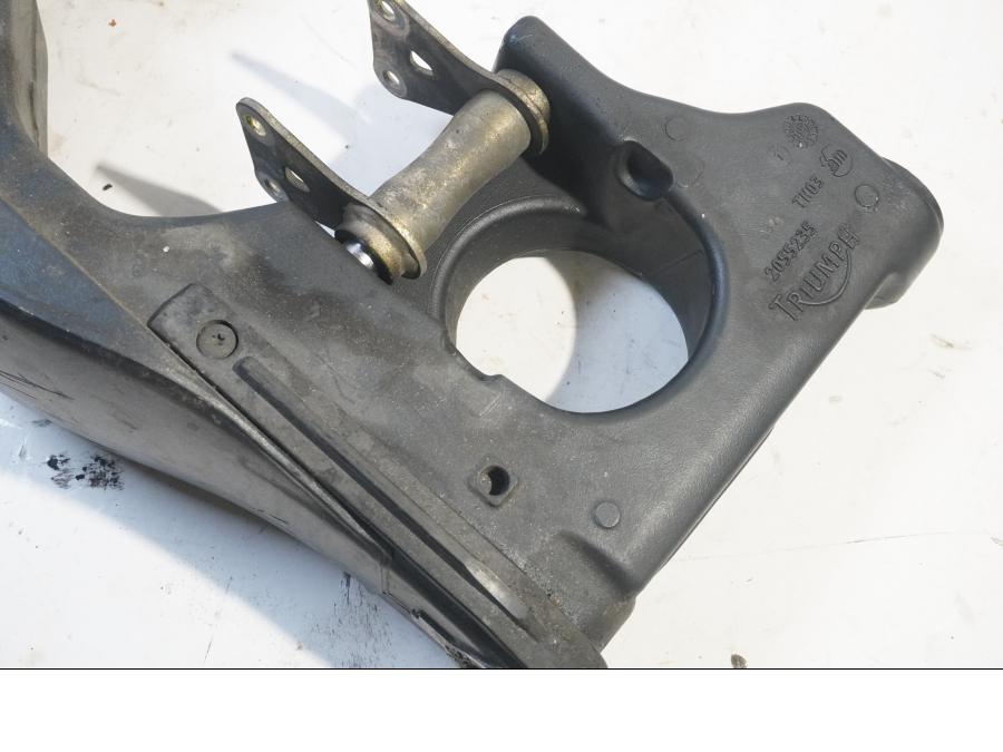 Baksidan på Sving från en Triumph Sprint ST -2007 motorcykel.