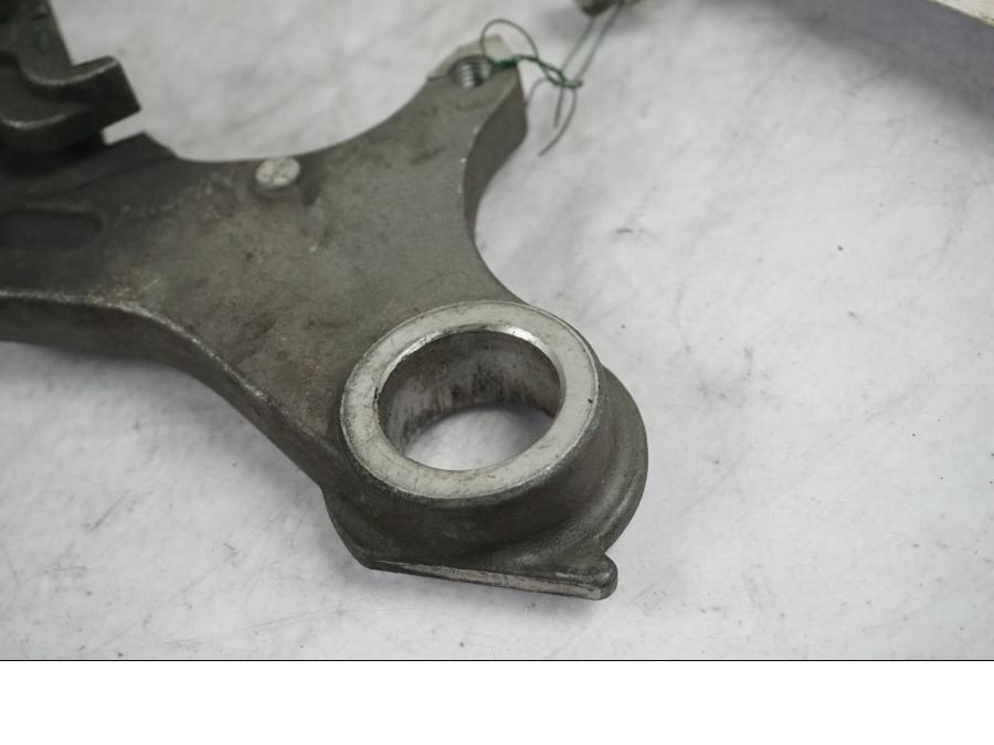 Snett nerifrån på Bromsoksfäste från en Yamaha YZF 1000 R1 -2004 motorcykel.