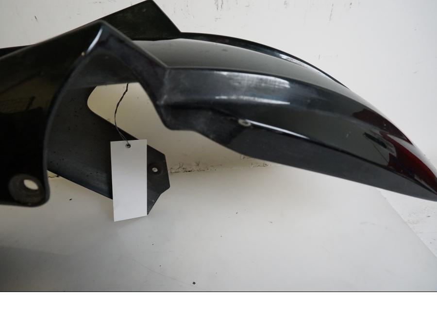 Snett nerifrån på Framskärm från en BMW K 1200 S -2007 motorcykel.