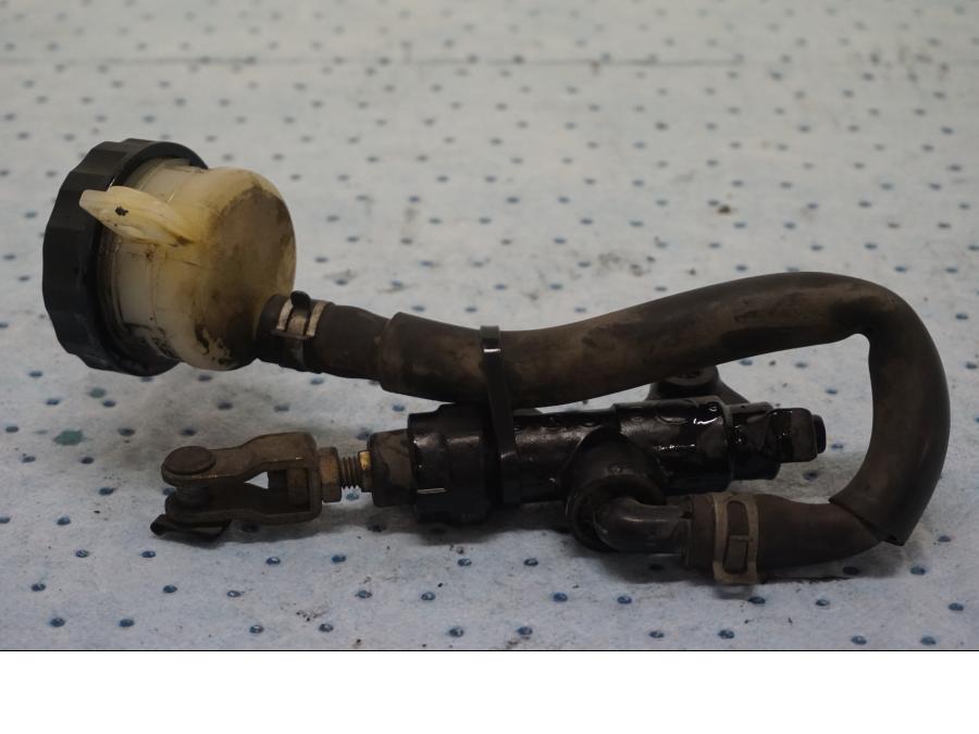 Baksidan på Bromshuvudcylinder från en Triumph Tiger -2001 motorcykel.