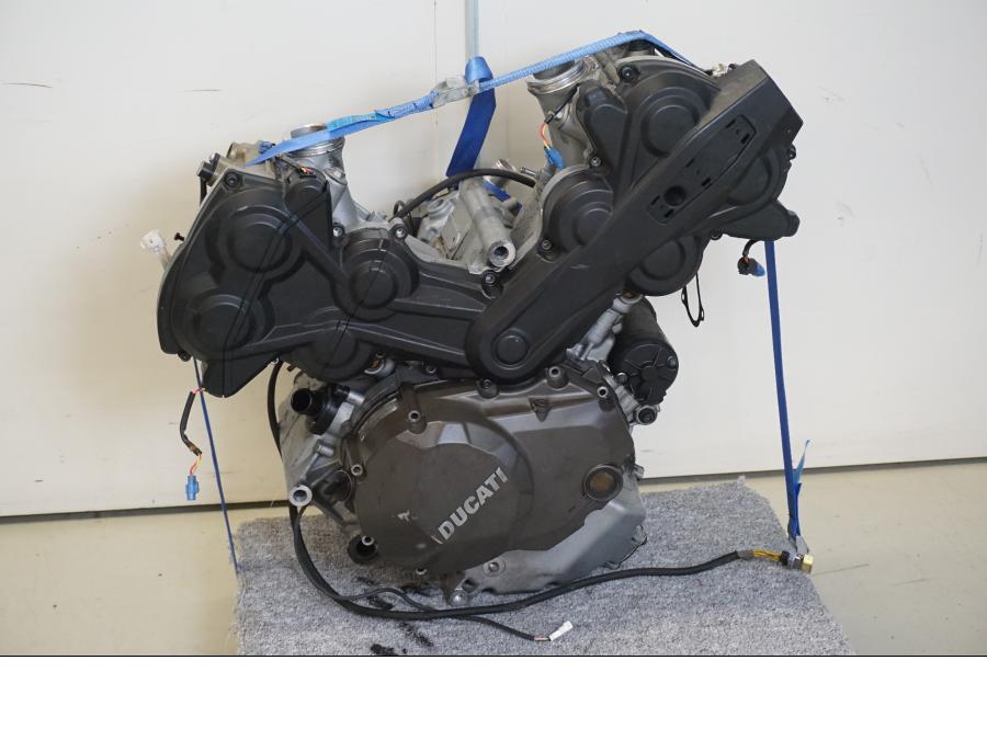 Snett uppifrån på Motor från en Ducati Multistrada 1200 -2016 motorcykel.