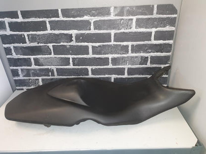 Vänster sida på Sadel från en BMW F 800 S -2010 motorcykel.