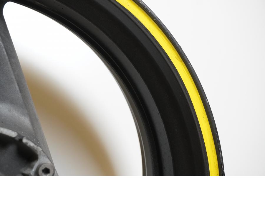 Vänster sida på Fälg från en Honda VTR 1000 F -1997 motorcykel.