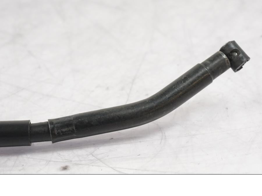 Snett nerifrån på Kopplingsvajer från en Yamaha MT-09 -2016 motorcykel.