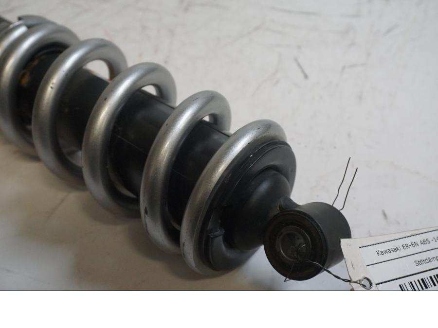 Höger sida på Stötdämpare från en Kawasaki ER-6N -2014 motorcykel.