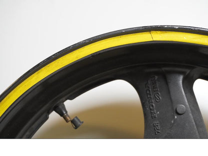 Snett uppifrån på Fälg från en Honda VTR 1000 F -1997 motorcykel.