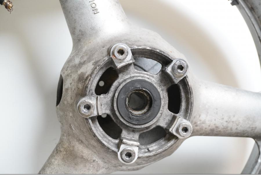 Extrabild2 på Fälg från en Suzuki SV 650 -2003 motorcykel.