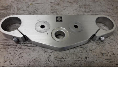 Framsidan på Gaffelkrona från en Suzuki VZ 1600 -2005 motorcykel.