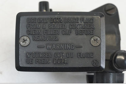 Extrabild2 på Bromshuvudcylinder från en Kawasaki ZX-12R -2000 motorcykel.