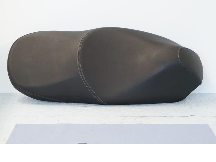 Framsidan på Sadel från en Honda SH 300 A -2011 scooter.