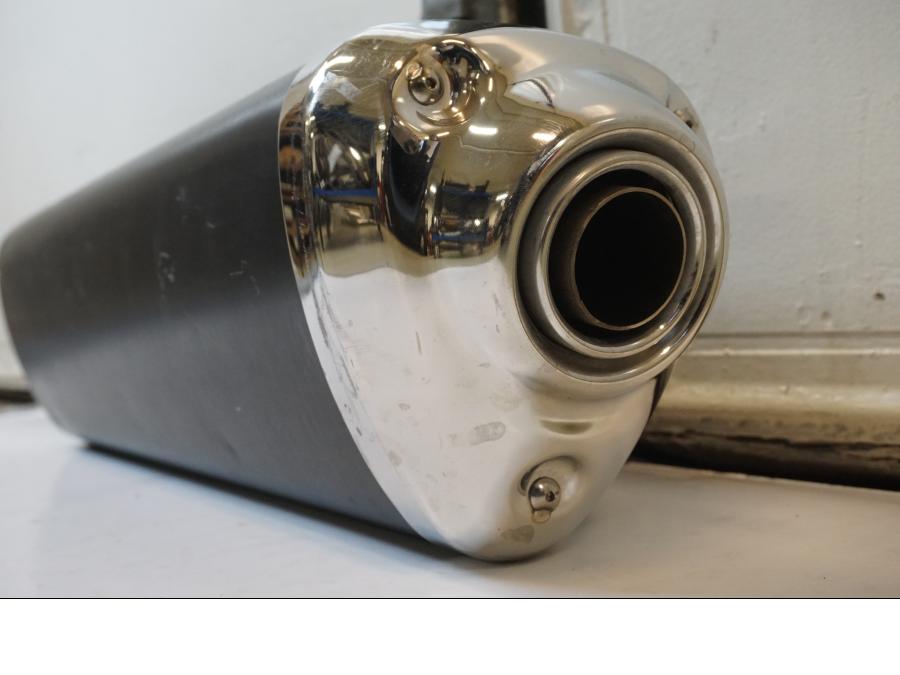 Baksidan på Ljuddämpare från en Suzuki GSX 1300 R -2009 motorcykel.