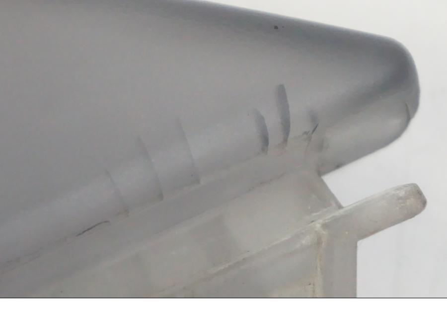 Baksidan på Vindrutefäste från en BMW F 650 CS -2002 motorcykel.