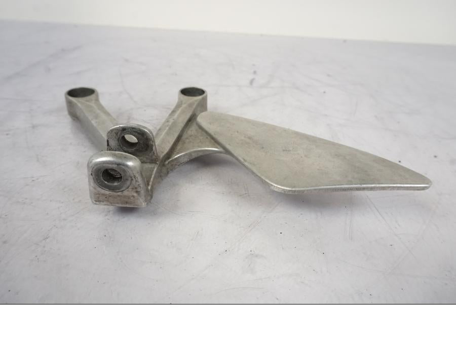 Höger sida på Fotpinnefäste från en Honda VFR 750 -1994 motorcykel.