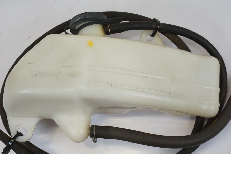 Baksidan på Vattenexpansionskärl från en Honda NT 700 -2008 motorcykel.