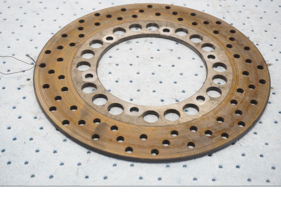 Baksidan på Bromsskiva från en Yamaha YZF 1000 R1 -2001 motorcykel.