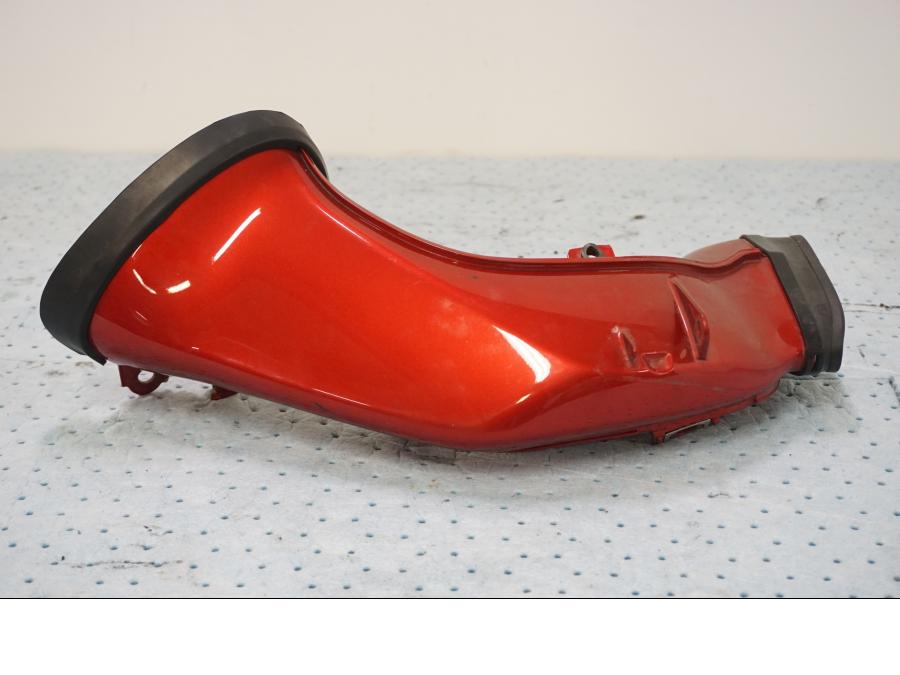 Framsidan på Luftrör från en Yamaha YZF 1000 R1 -2006 motorcykel.