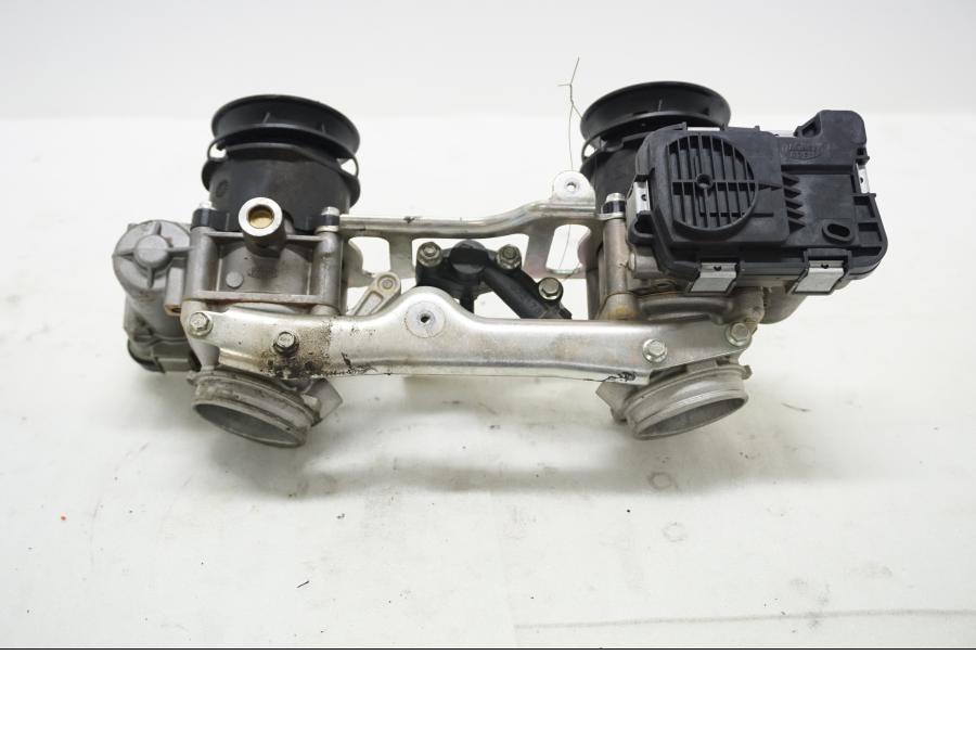 Framsidan på Spjällhus från en Aprilia SL 750 Shiver -2008 motorcykel.