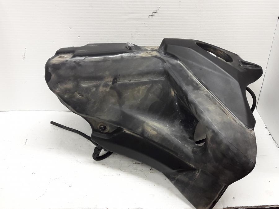 Baksidan på Bensintank från en Husqvarna TE 630 -2011 motorcykel.