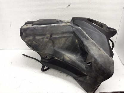 Baksidan på Bensintank från en Husqvarna TE 630 -2011 motorcykel.