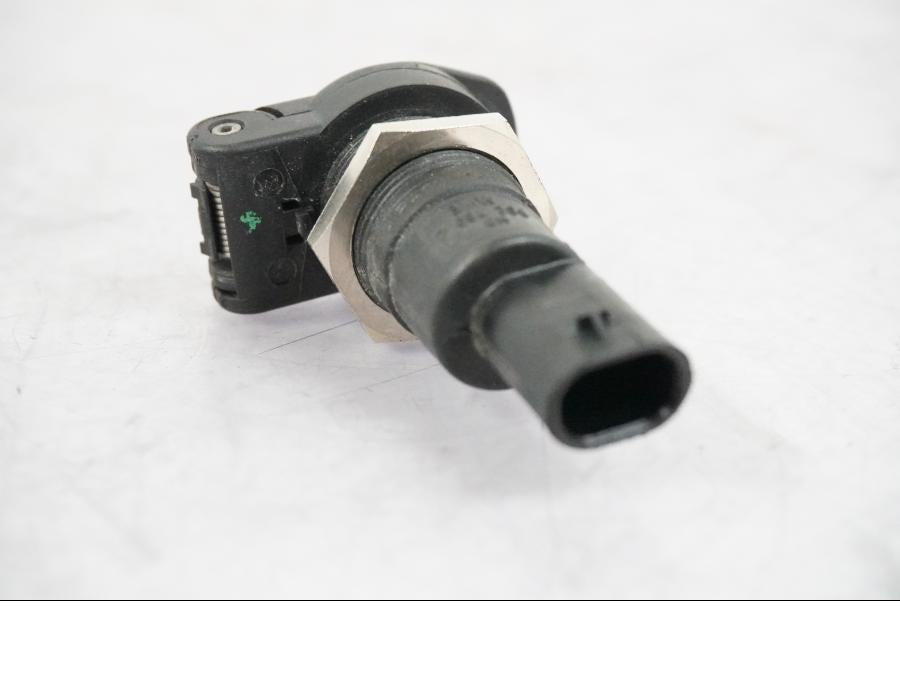 Baksidan på El uttag 12 V från en BMW R 1250 GSA -2021 motorcykel.