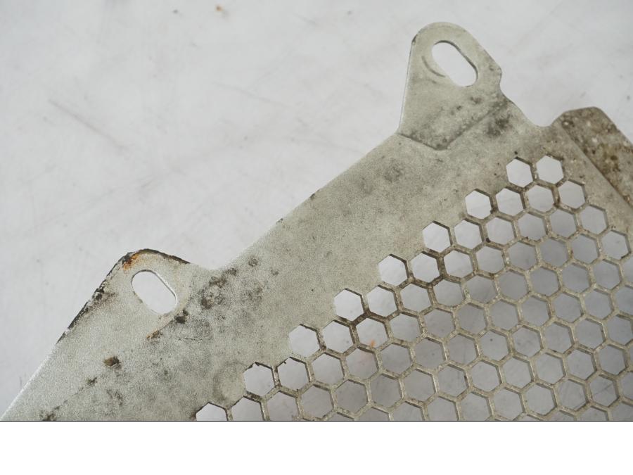 Höger sida på Vattenkylgaller från en Triumph Tiger Explorer -2013 motorcykel.