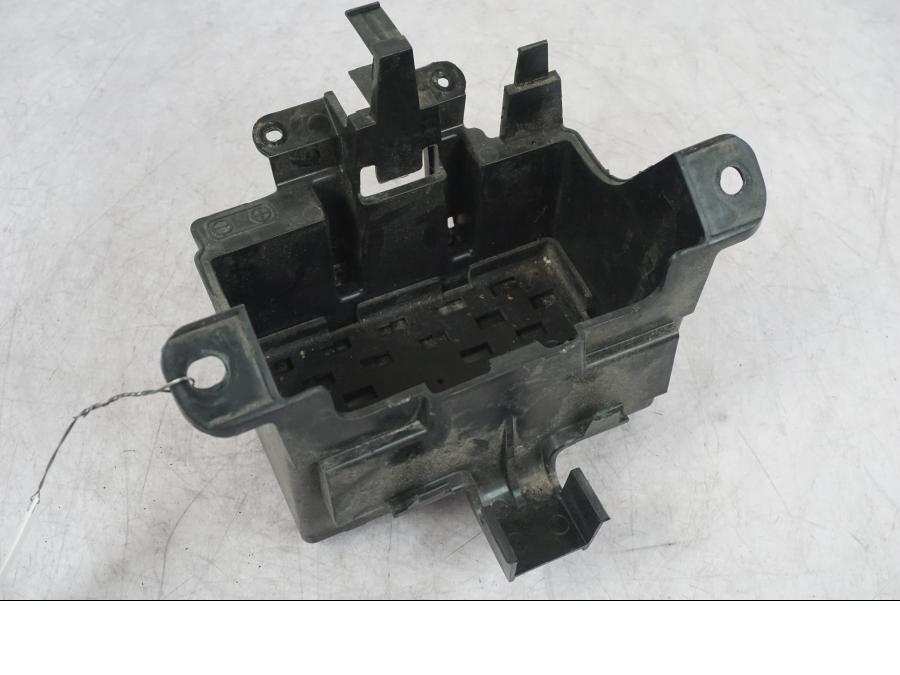 Framsidan på Batterihållare från en Suzuki GSF 1250 -2010 motorcykel.