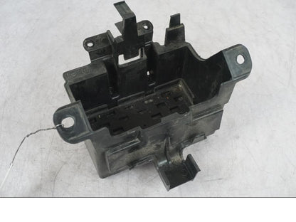 Framsidan på Batterihållare från en Suzuki GSF 1250 -2010 motorcykel.