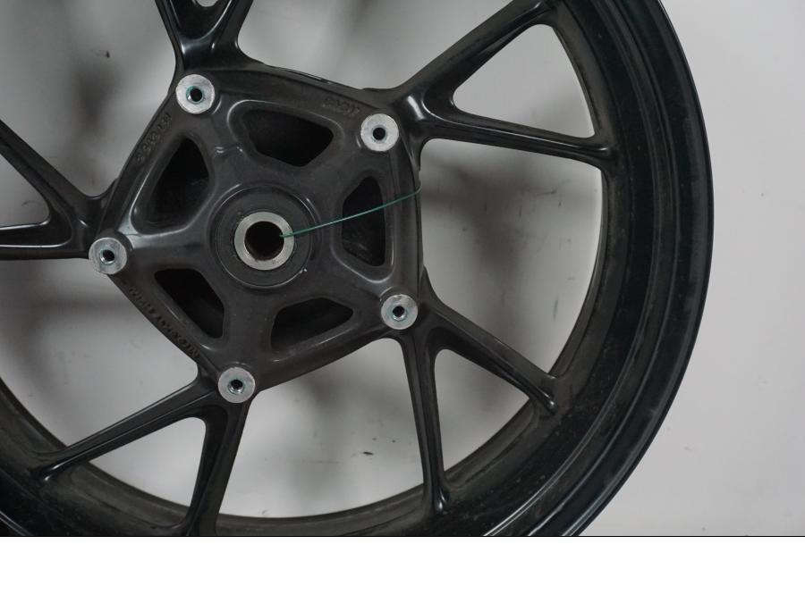 Snett uppifrån på Fälg från en BMW F 800 R -2018 motorcykel.