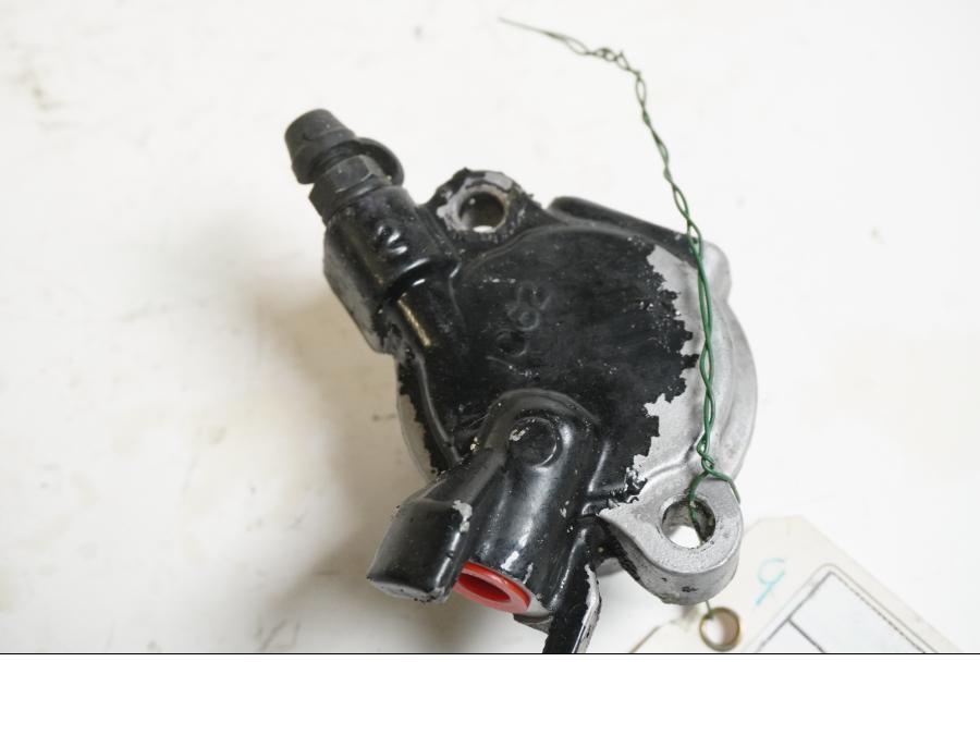 Framsidan på Kopplingslavcylinder från en Kawasaki ZX-9R -1997 motorcykel.