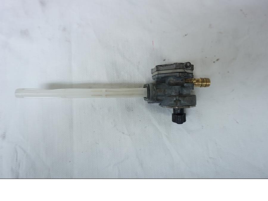 Vänster sida på Bensinkran från en Kawasaki VN 800 -1996 motorcykel.