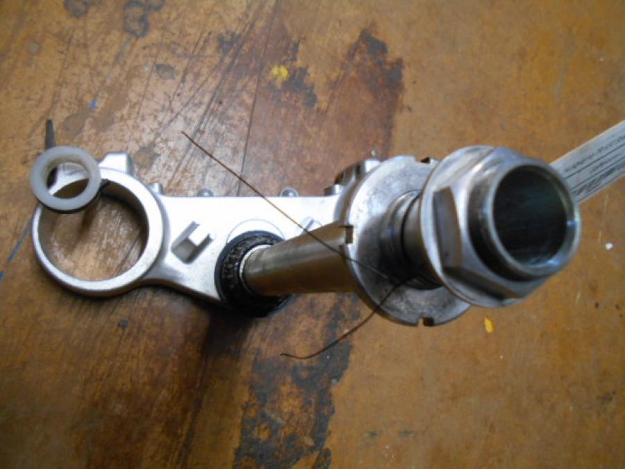 Snett nerifrån på Gaffelkrona från en Husqvarna TR 650 Strada -2012 motorcykel.