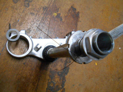 Snett nerifrån på Gaffelkrona från en Husqvarna TR 650 Strada -2012 motorcykel.