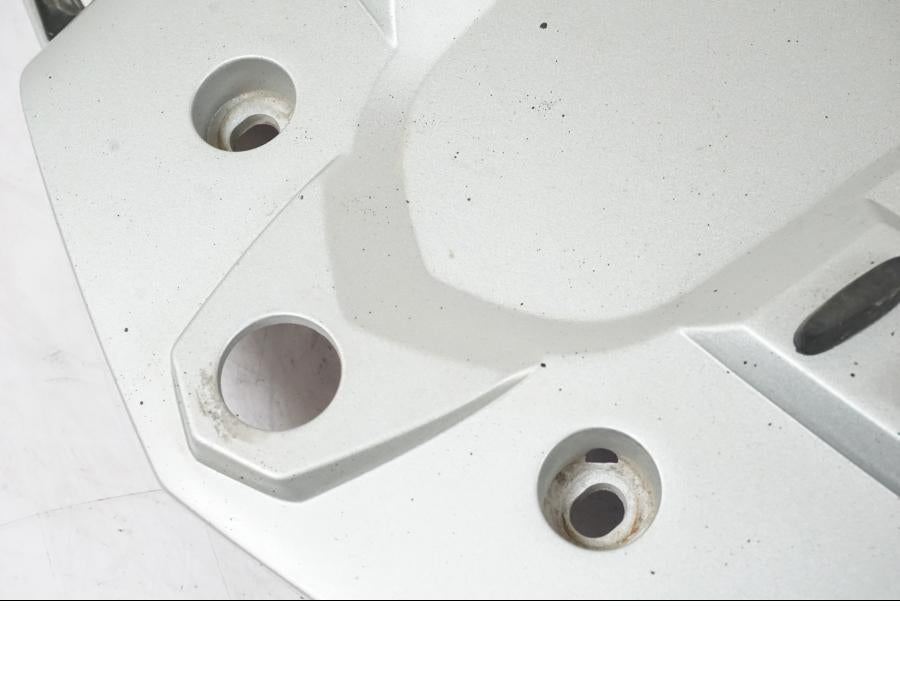 Baksidan på Sadelfäste från en BMW R 1200 GSA -2012 motorcykel.