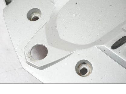 Baksidan på Sadelfäste från en BMW R 1200 GSA -2012 motorcykel.