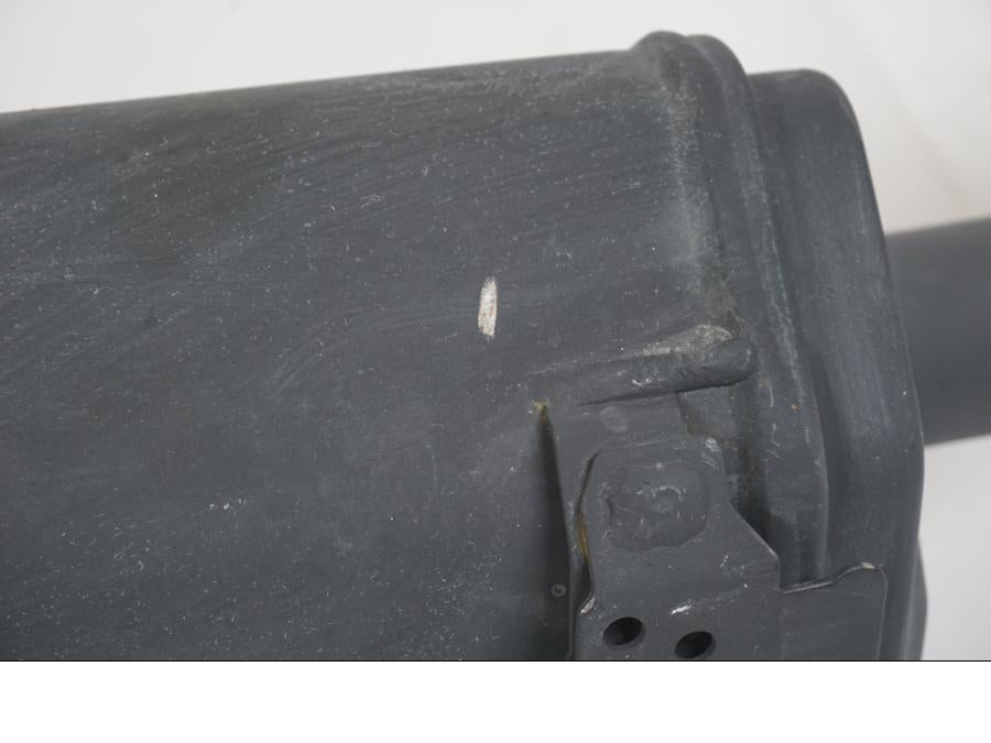 Snett nerifrån på Ljuddämpare från en Kawasaki Z 125 -2023 motorcykel.